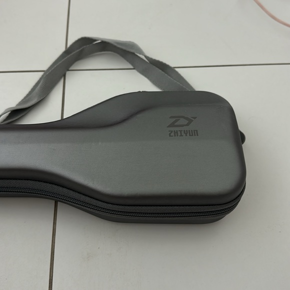 Zhiyun Smooth Gyroscopic Phone Crane in hard shell case with charger included - Picture 2 of 10